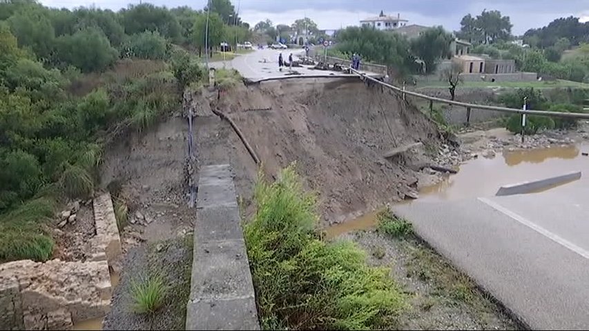 Carretera de Mallorca destrozada por las inundaciones