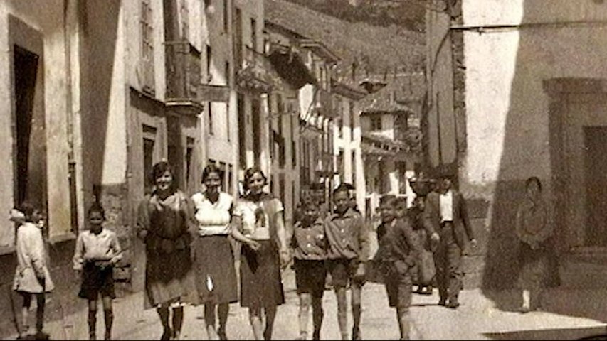 Fotografía histórica de gente caminando por Cangas del Narcea