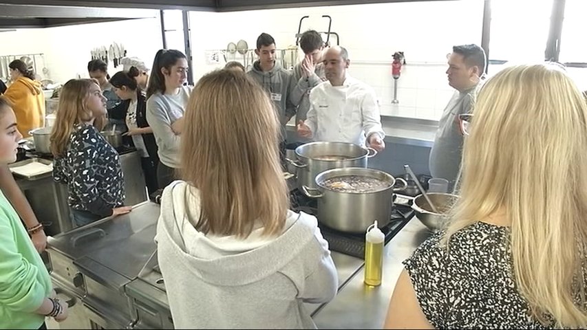 Estudiantes europeos de intercambio cocinando en Tapia