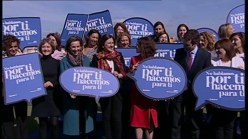 El PP nacional posa con pancartas propias para el 8M