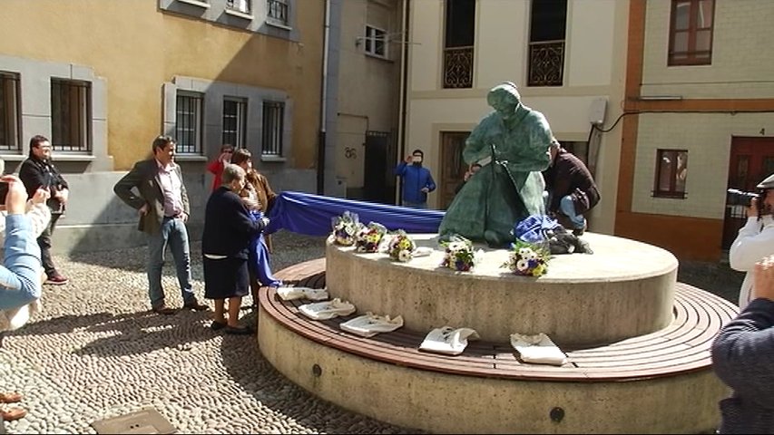 Escultura homenaje a las mujeres rederas en Candás