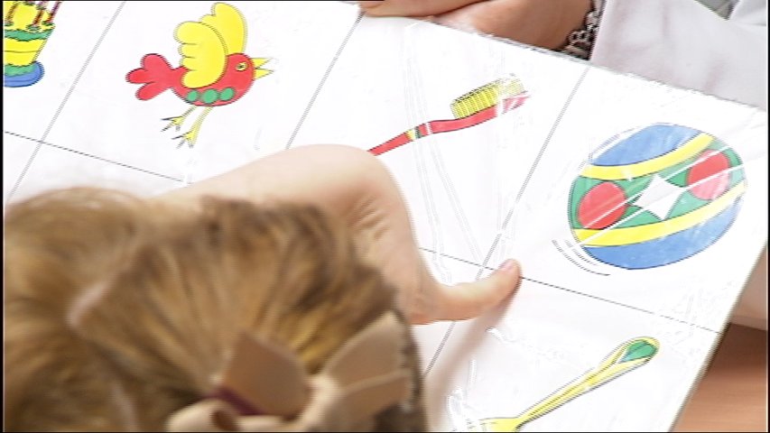 Una niña con hipoacusia aprende con dibujos
