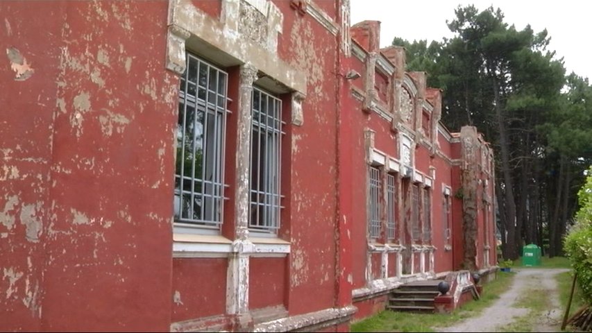 Fachada en mal estado del edificio catalogado Colonias de Salinas