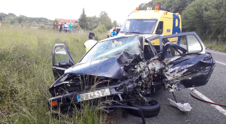 Un fallecido y dos heridos en un accidente de tráfico en Nava