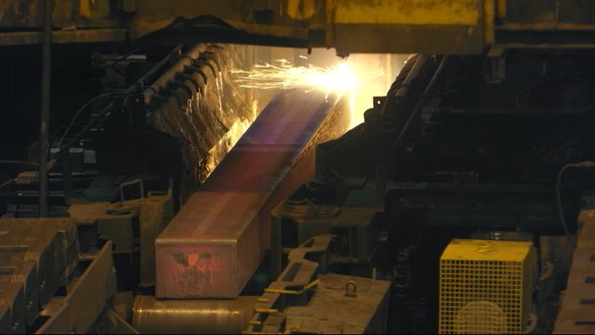 Una pieza de metal en la Acería de Avilés de Arcelor