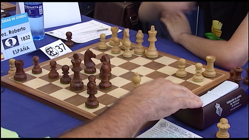 Dos jugadores frente a un tablero de ajedrez
