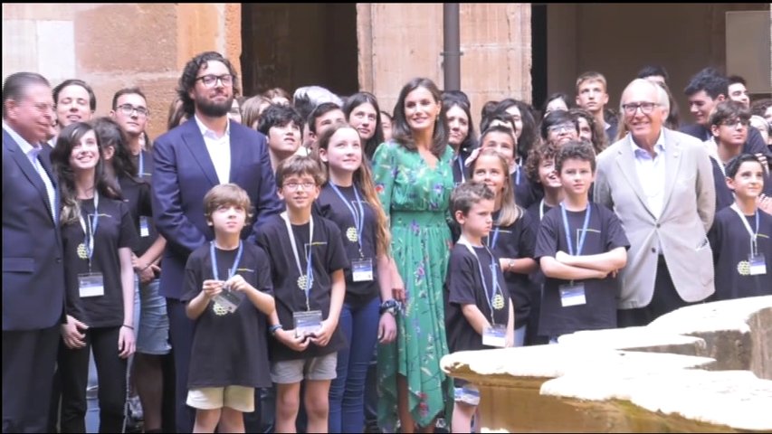 La reina Letizia y Aarón Zapico con los niños participantes en los cursos de la Fundación Princesa