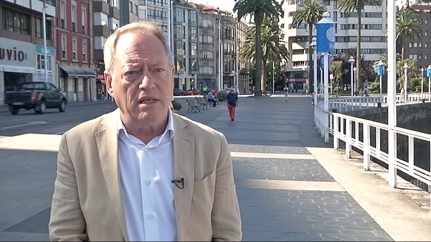  Aurelio Martín, concejal de IU en Gijón, durante una entrevista