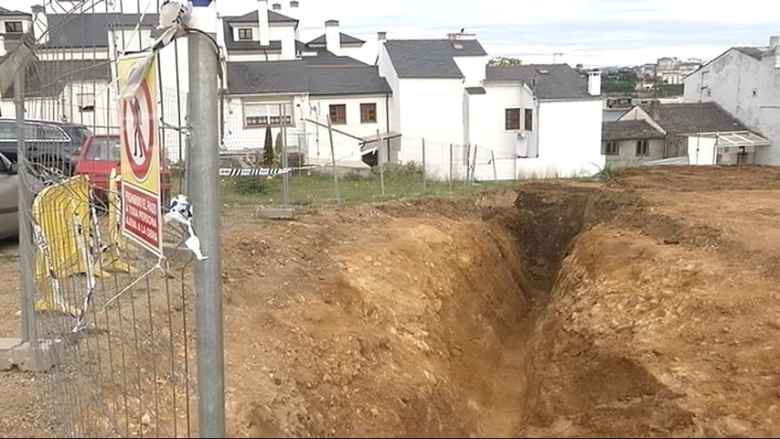 Zanja donde han encontrado restos arqueológicos en Castropol