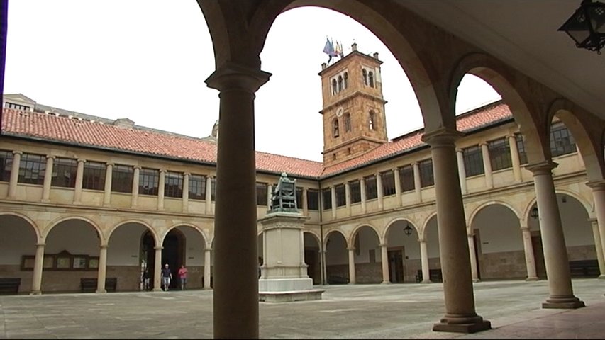 Claustro del edificio histórico de la Universidad de Oviedo