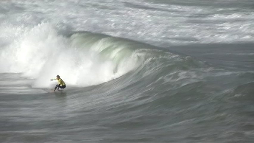 Un surfista hace una ola en Tapia