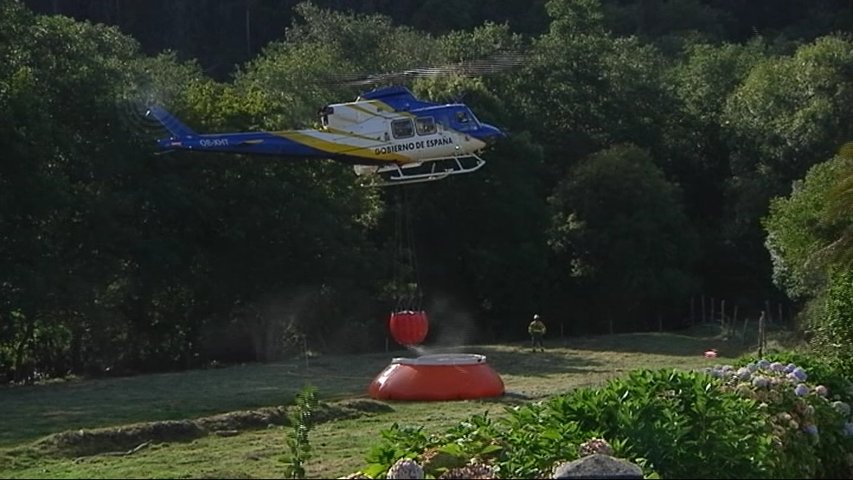 Helicóptero de los bomberos recarga agua