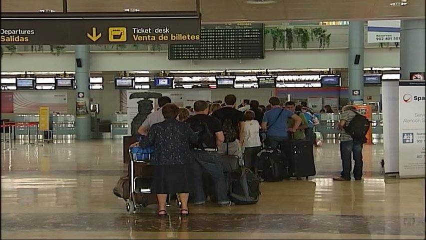 Viajeros hacen cola en el aeropuerto de Asturias