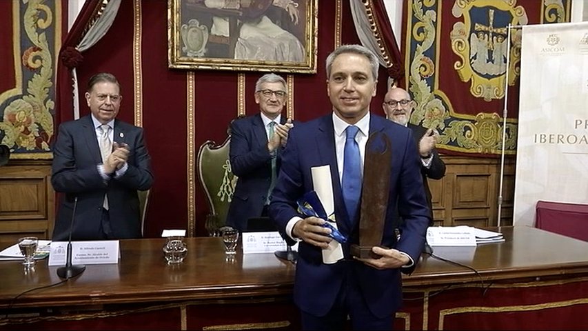 Vicente Vallés recibe uno de los galardones de los Premios Asicom 2019