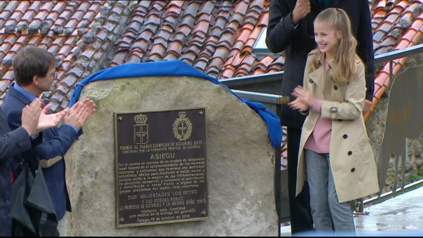 Leonor descubre la placa conmemorativa del Asiegu como Pueblo Ejemplar 2019