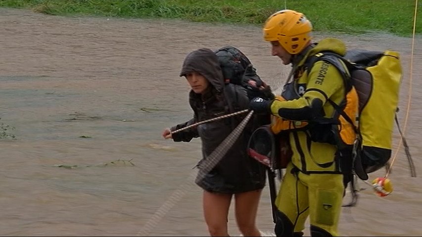 Rescate de una vecina en Piloña por las inundaciones