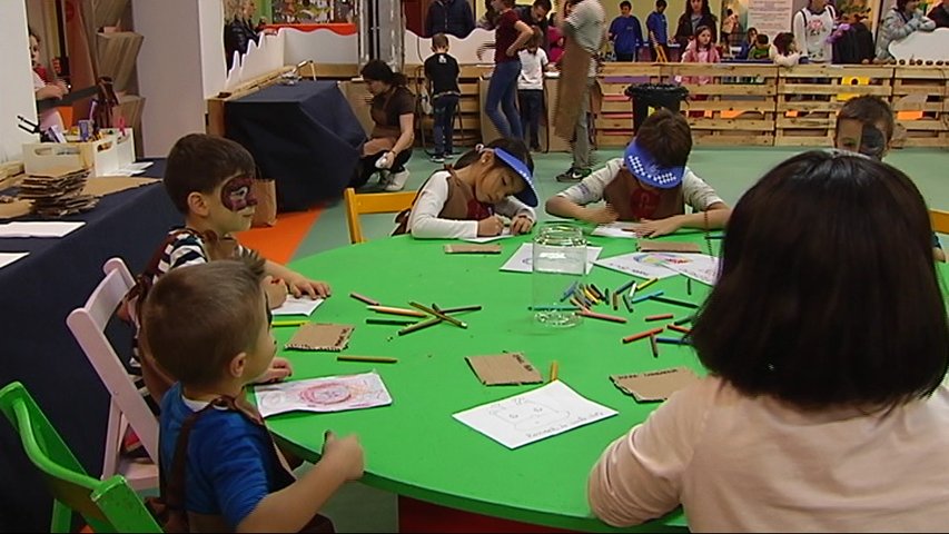 Niños pintando y jugando en Asturias