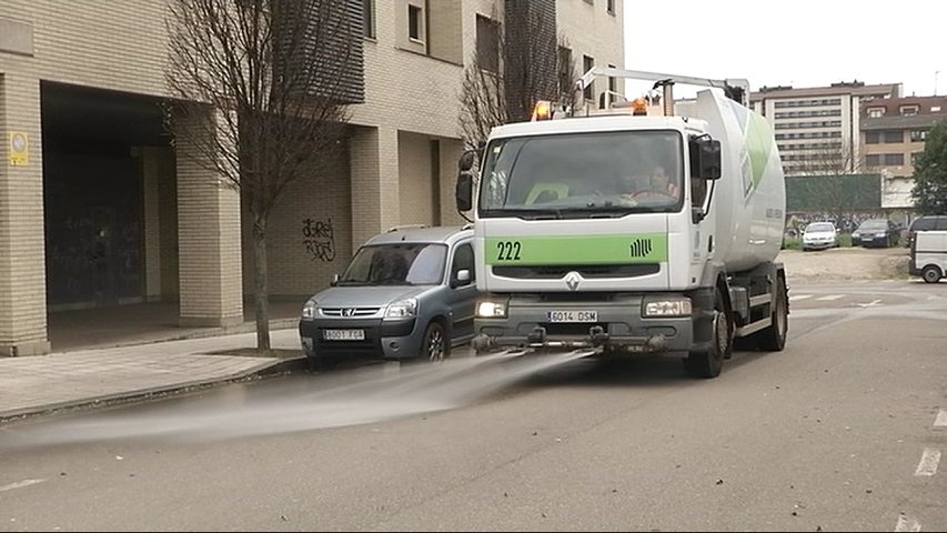 Baldeo de calles en Gijón por los altos índices de contaminación