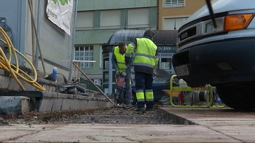 Oviedo retira los primeros bancos arcoíris con el inicio de las obras de La Escandalera