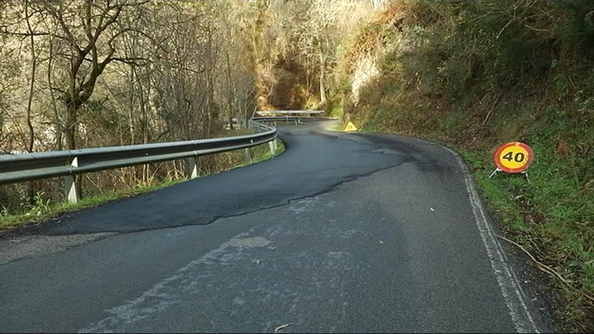 Arreglo de la carretera por los vecinos de Valle Oscuru