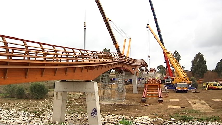 Un ingeniería asturiana instala el puente de madera más largo de Europa sobre el río Guadalhorce 