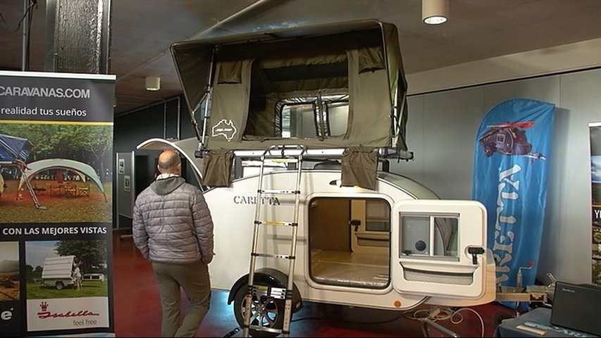 Un visitante observa una minicaravana en Expocamp en Avilés