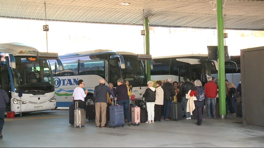Jubilados en la estación de autobuses tras la cancelación de los viajes del Imserso