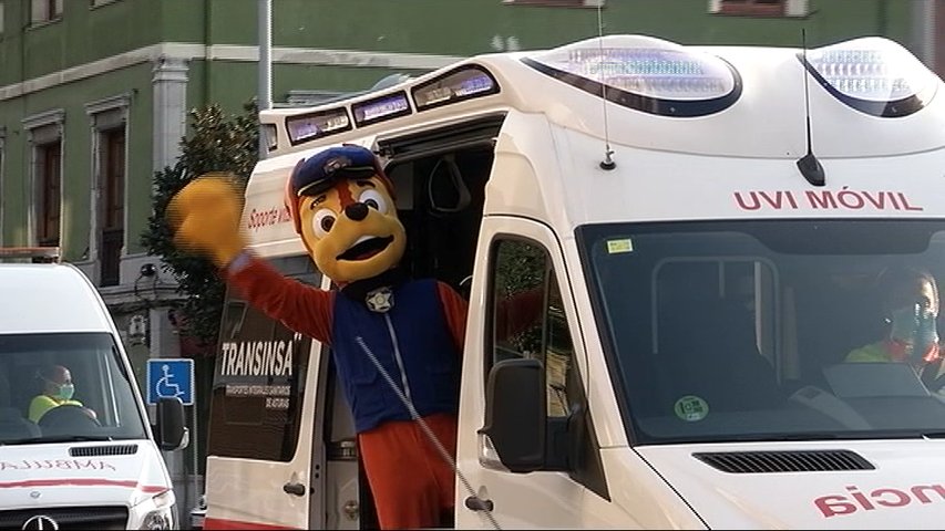 Una UVI Móvil en el desfile de la patrulla canina de Mieres