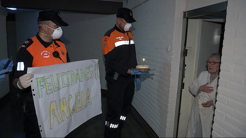 Protección Civil da una sorpresa a una octogenaria de Oviedo en pleno confinamiento