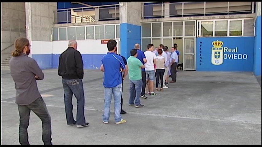 Aficionados del Oviedo hacen cola para sacar entradas en el Tartiere
