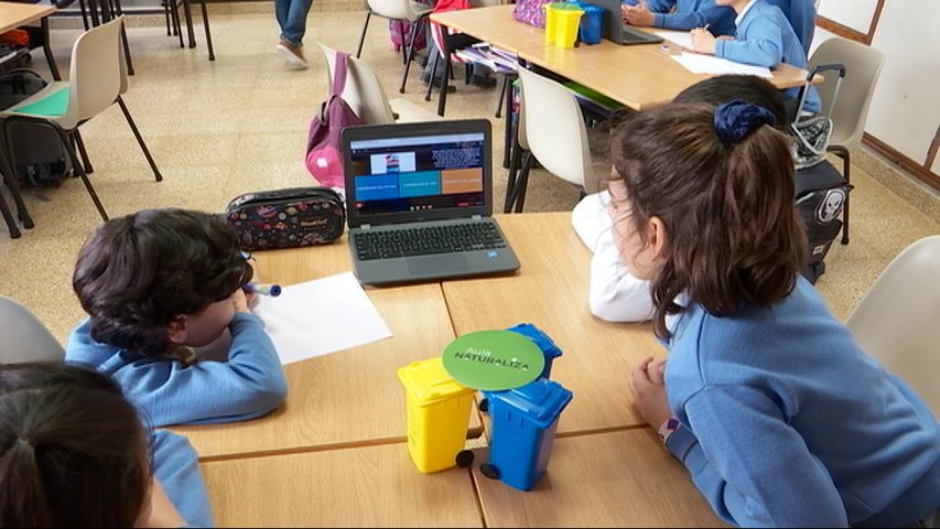 Alumnos siguen clases a través de ordenadores en colegios asturianos
