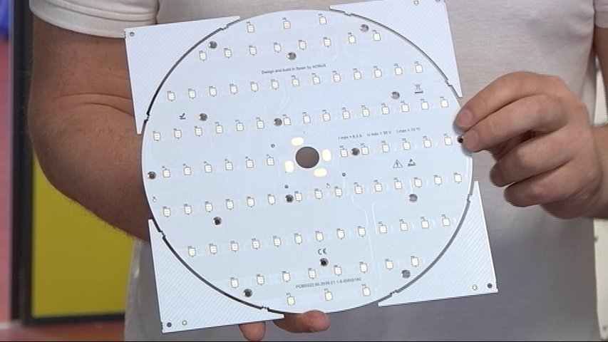 Luminaria de rayos ultravioleta, ideada por una empresa de Barres, para luchar contra el Covid