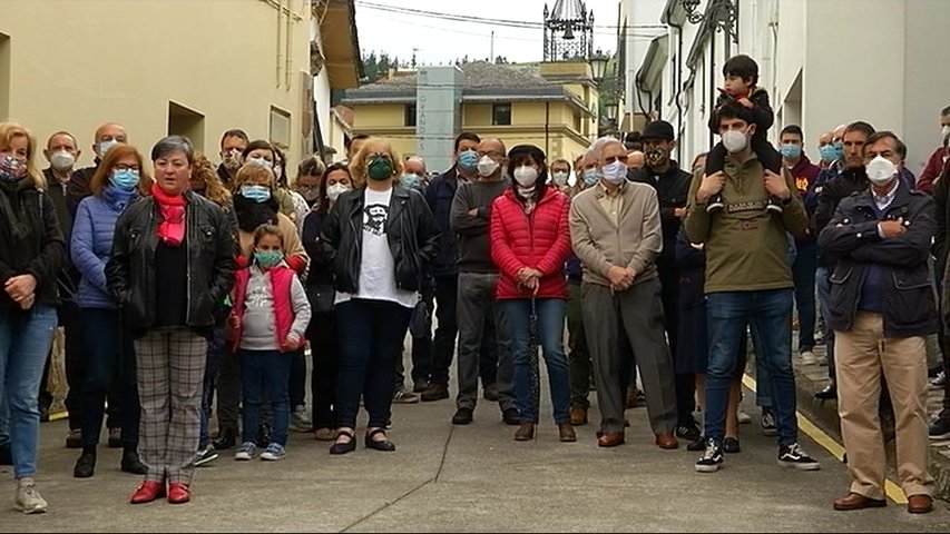 Vecinos concentrados en Grandas para despedir a Pepe el Ferreiro