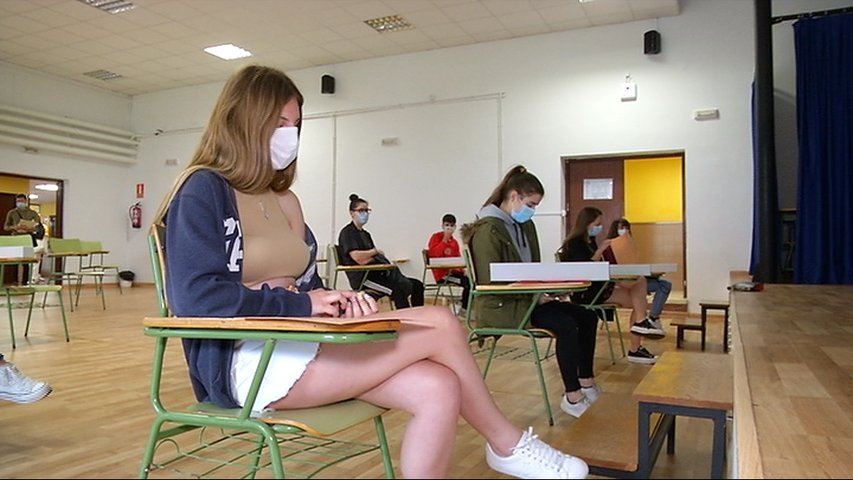 Alumnos con mascarilla y manteniendo la distancia de seguridad en clase