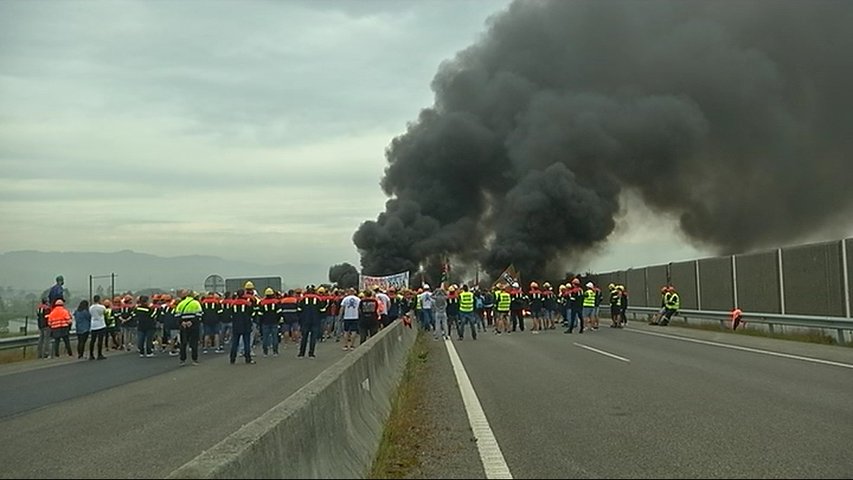 Trabajadores de Alcoa cortan la A-8 con barricadas en el puente de los Santos