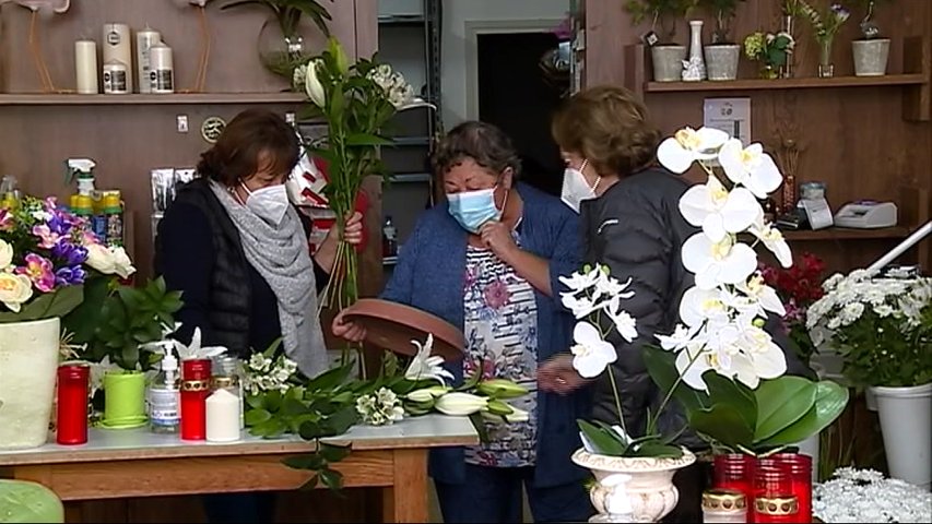 Las hermanas Iglesias a unos días del cierre de la histórica floristería El Jardín de Cangas de Onís