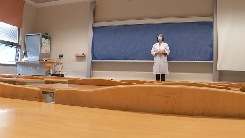 Profesora de la Universidad de Oviedo en un aula sin alumnos