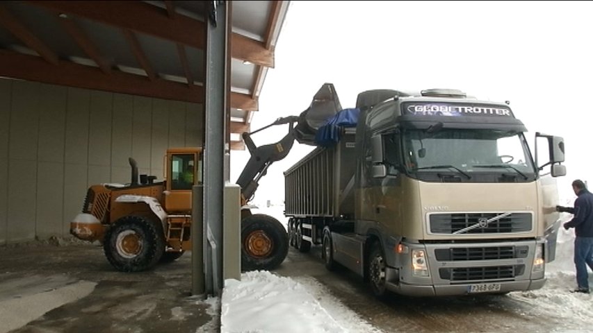 Camionero cargando sal en Payares para llevarla a Madrid y ayudar con el colapso por la nieve