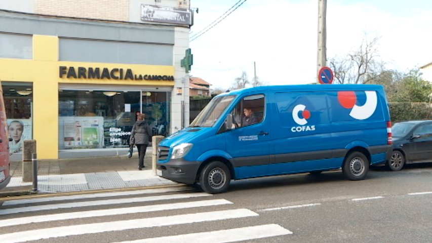 Furgoneta de reparto de Cofas llegando a una farmacia asturiana