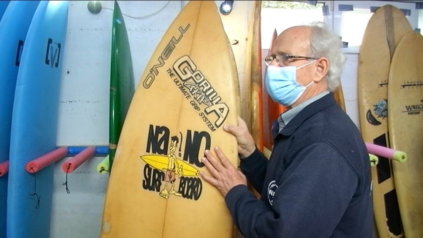  'Nano el de Waikiki', pionero del surf en la comarca oriental asturiana