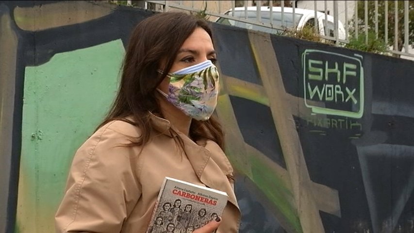 Aitana Castaño con su libro 'Carboneres'