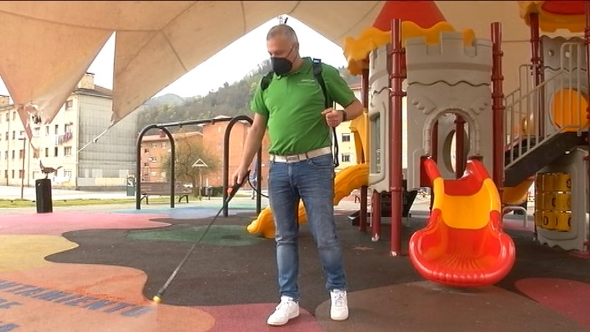 El dueño de Diecolpet desinfecta de pises de mascotas un parque infantil en Laviana