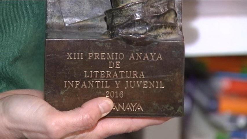 Trofeo del XIII Premio Anaya de literatura infantil y juvenil 2016