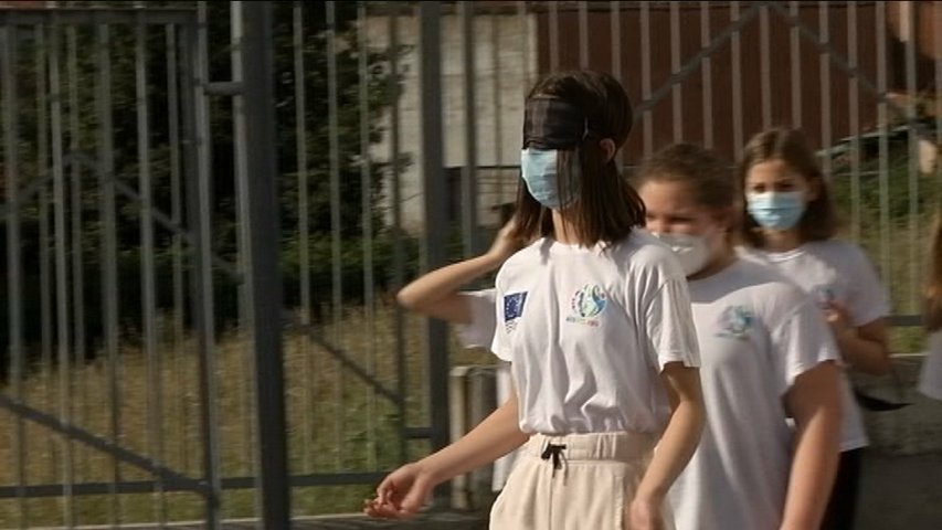 Un grupo de alumnos guían a una alumna que camina vendada para ponerse en la piel de un ciego