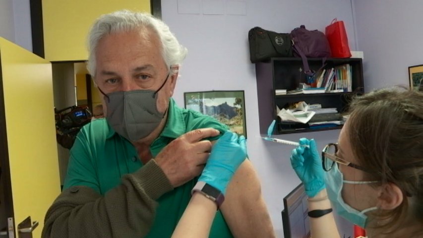Vacunación de una persona mayor en Asturias