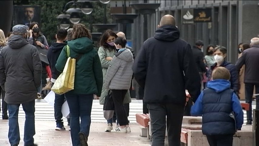 Gente caminando por las calles de Oviedo 