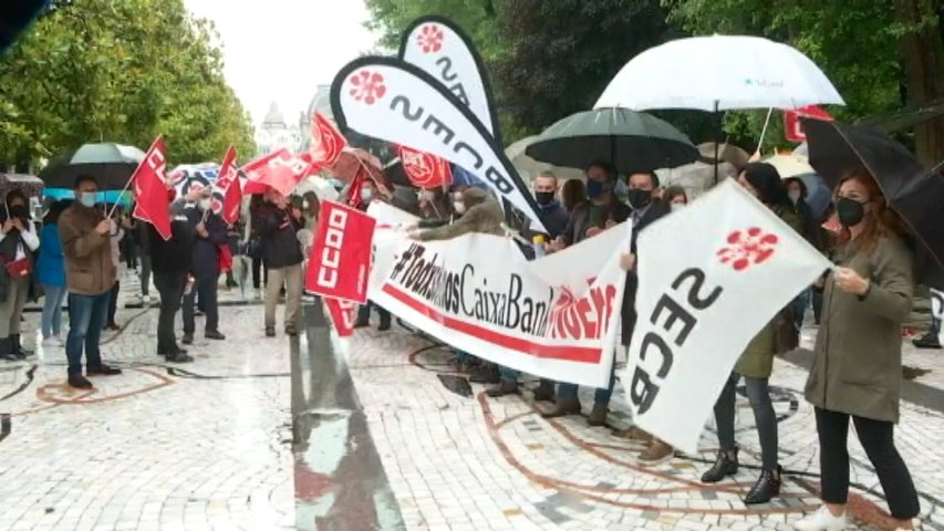 Un centenar de trabajadores se manifiesta en Oviedo contra ERE de CaixaBank