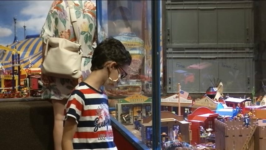 Un niño observa la exposición de Playmobil en el Hotel de La Reconquista
