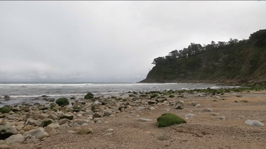 Playa de España llena de piedras, que dificultan el acceso al arenal