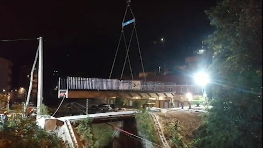 La pasarela del Pozu Fondón ya está casi instalada en Langreo